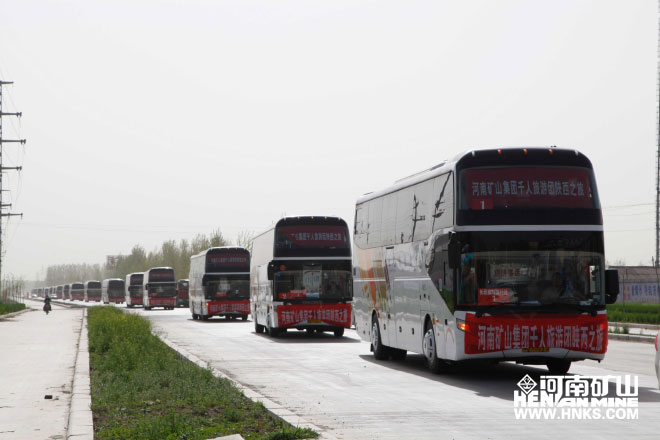 行進中的車隊，浩浩蕩蕩，蔚為壯觀.jpg